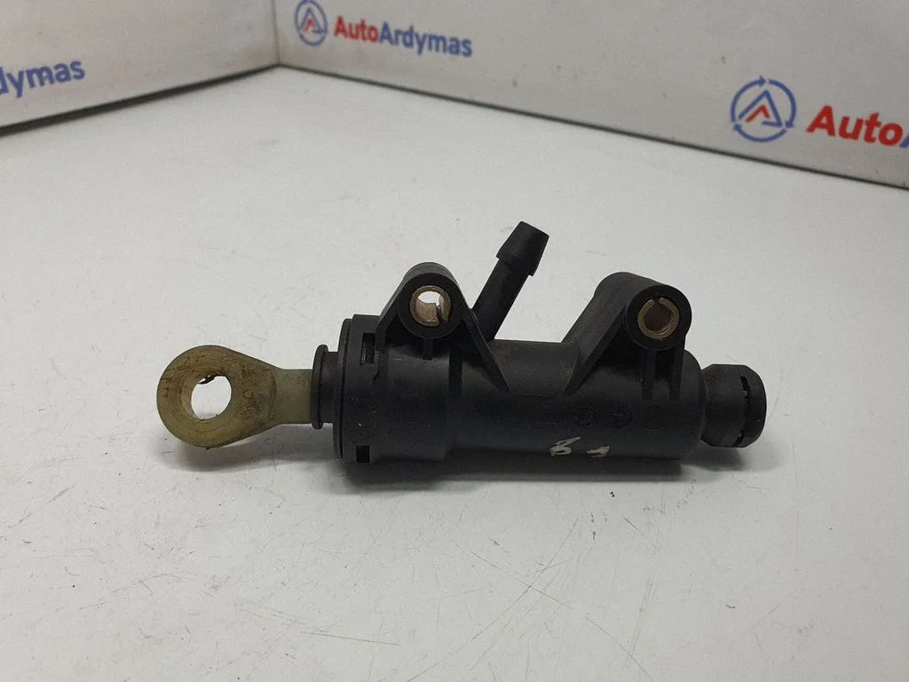 Clutch master cylinder 6758822
