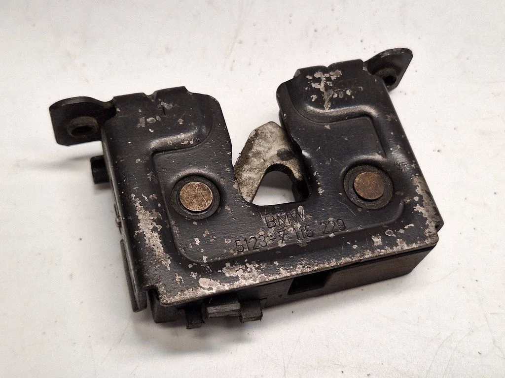 Motora pārsega slēdzene – BMW 5. sērija E60 E61 (2004-2010)