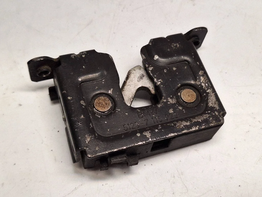 Motora pārsega slēdzene – BMW 5. sērija E60 E61 (2004-2010)