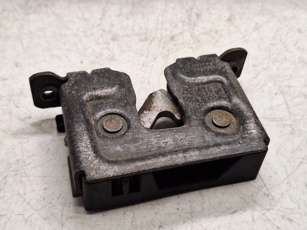 Motora pārsega slēdzene – BMW 5. sērija E60 E61 (2004-2010)