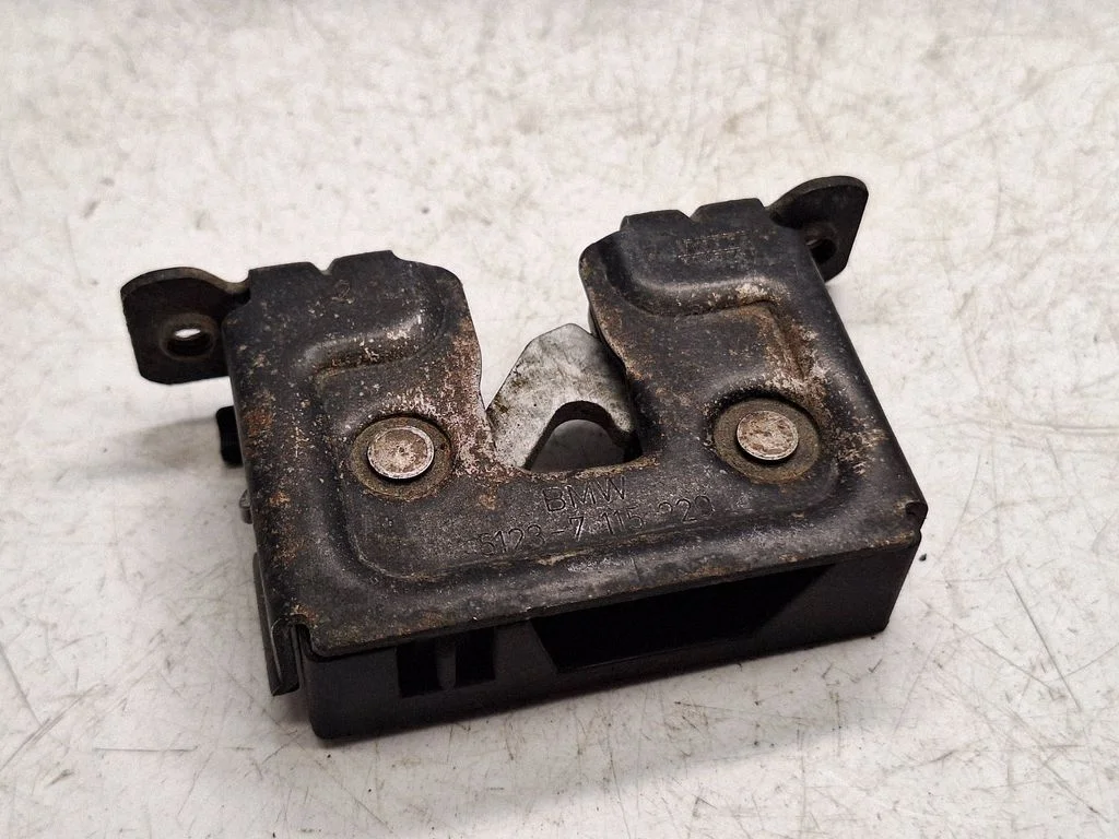 Motora pārsega slēdzene – BMW 5. sērija E60 E61 (2004-2010)
