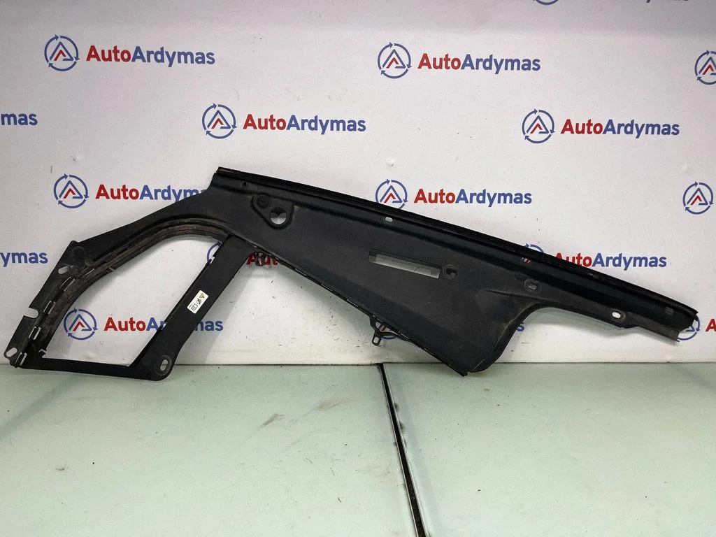 Apdaila variklio dangčio spynos