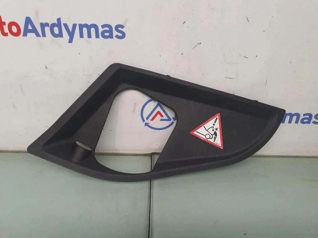 Apdaila variklio dangčio spynos