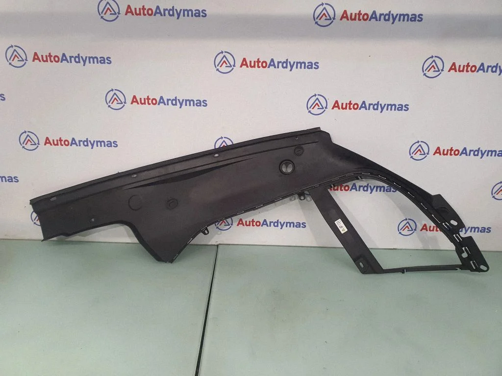 Apdaila variklio dangčio spynos