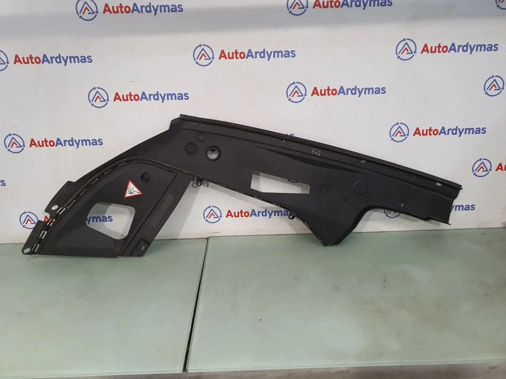 Apdaila variklio dangčio spynos