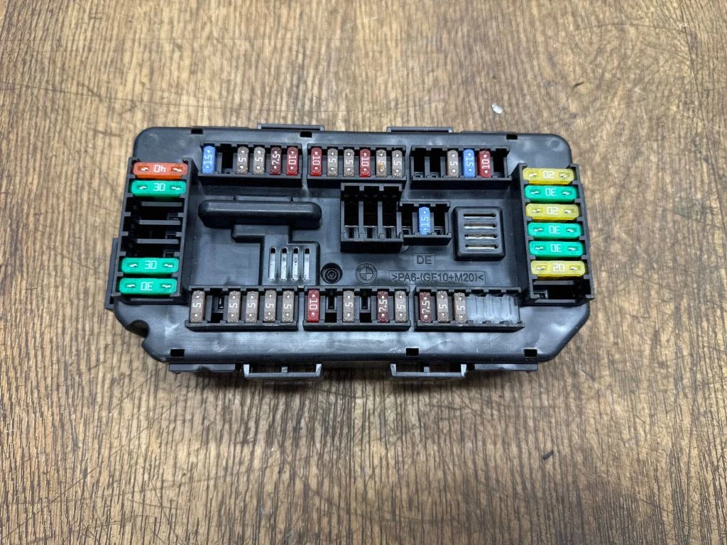 Fuse box set 9389068