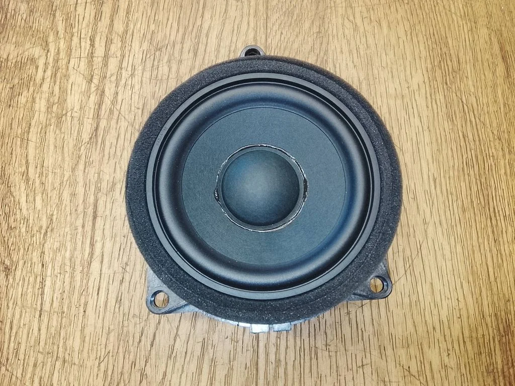 Skaļrunis (-ņi) priekšējās durvīs 6813105