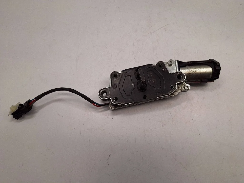 Aizmugurējā vāka piesaistes motors 51247233909