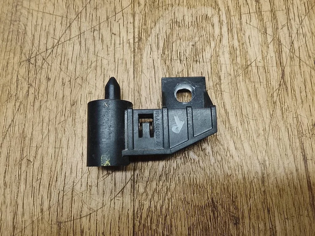 Radiator mount bracket FPLA601C38AA