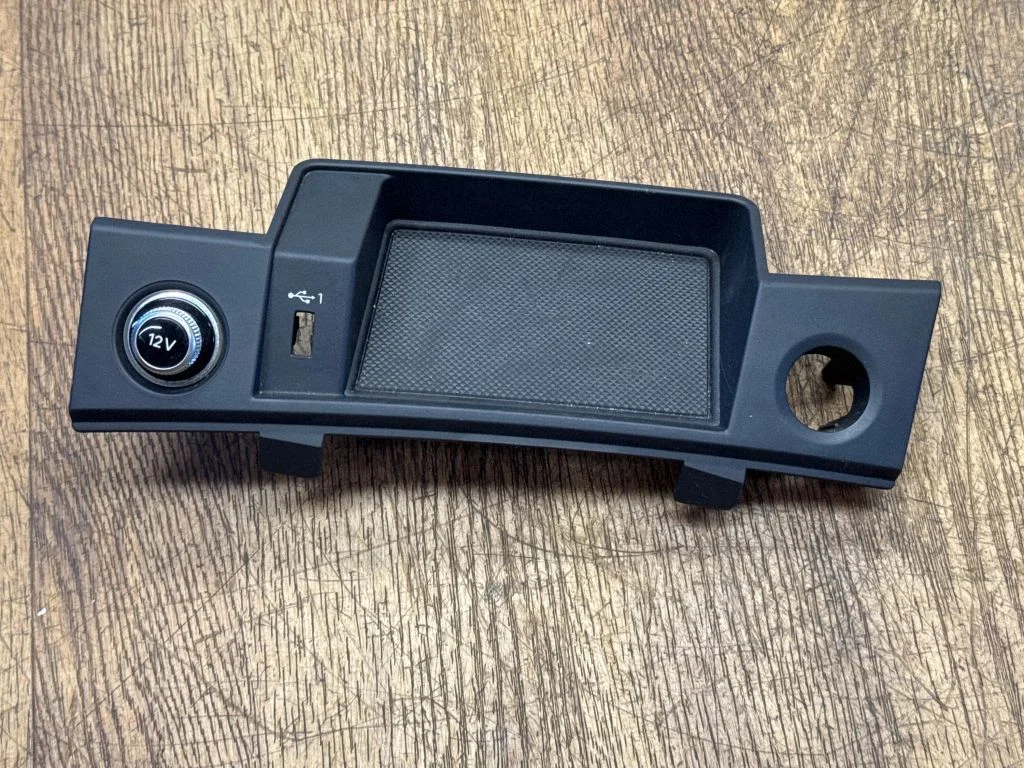 12 V lizdas (priekyje)