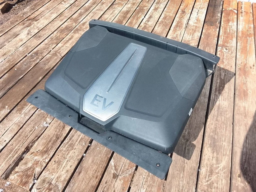 Daiktadėžė automobilio priekyje