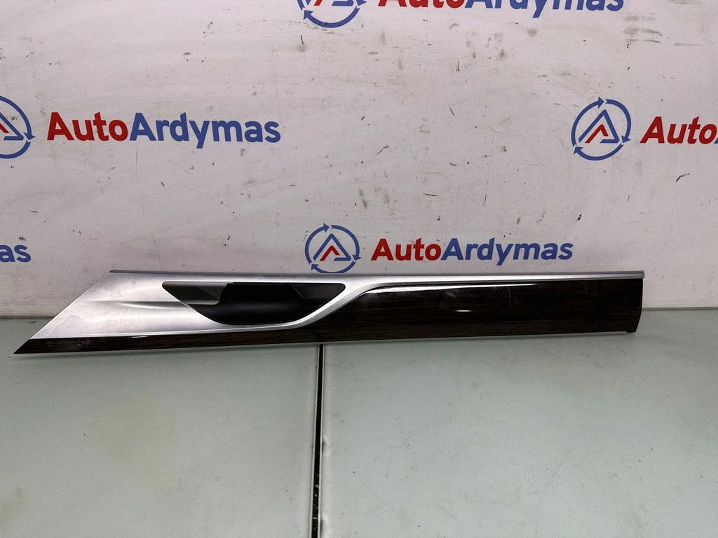 Cita aizmugurējo durvju apdares detaļa 7450806