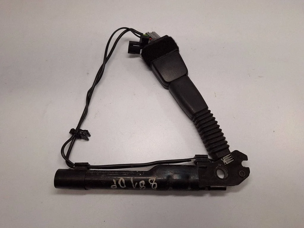 Front seatbelt buckle – BMW 1 Series E82 E88 (2007-2014)