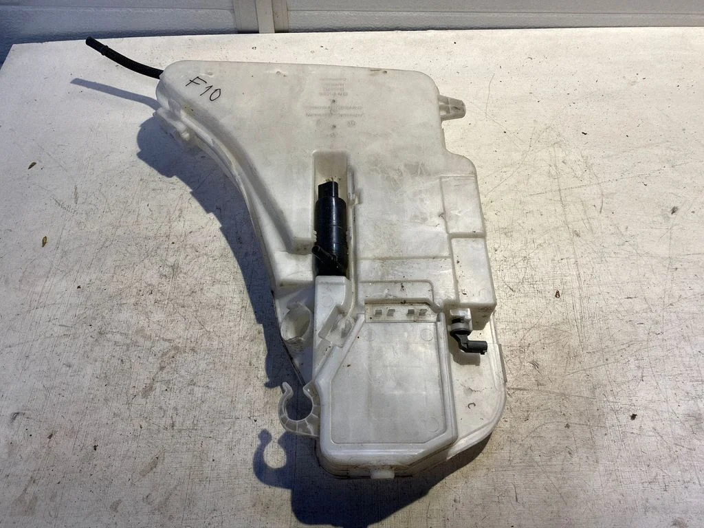 Windshield washer fluid reservoir/tank 13264011