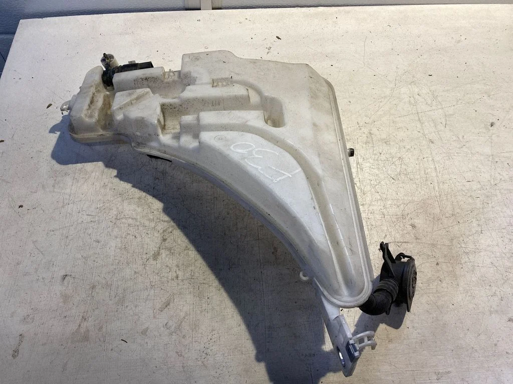 Windshield washer fluid reservoir/tank 724167112