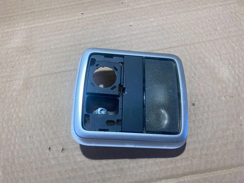 Aizmugurējo sēdvietu apgaismojuma lukturis DPLA630E70CA