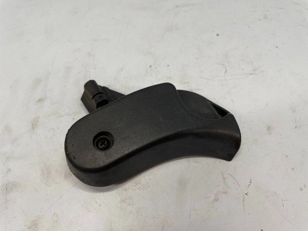 Motora pārsega atvēršanas rokturis 8223163