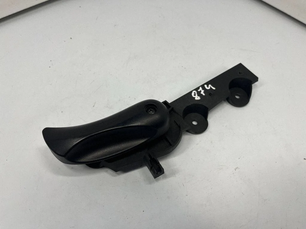 Engine bonnet (hood) release handle – BMW 5 Series E60 E61 (2004-2010)
