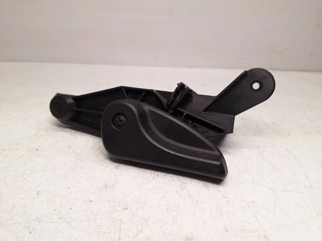 Engine bonnet (hood) release handle – BMW X5 E70 (2006-2013)
