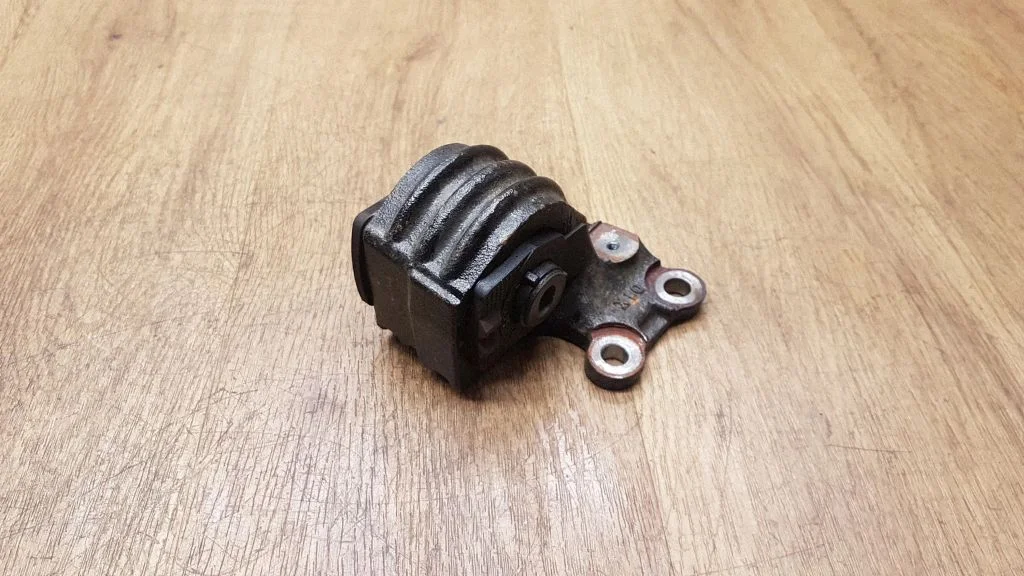 Engine mount bracket 123720P070