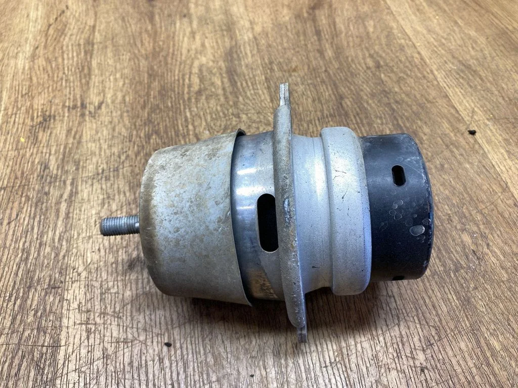Dzinēja spilvens 7L8199131H
