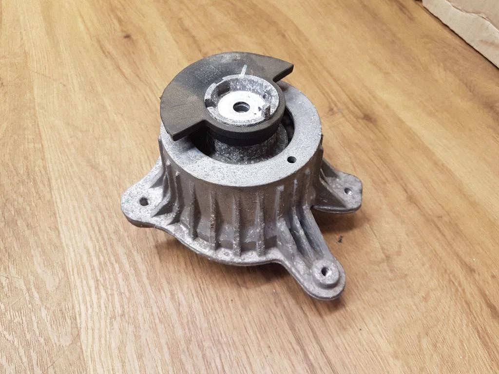 Engine mount bracket A2052406717