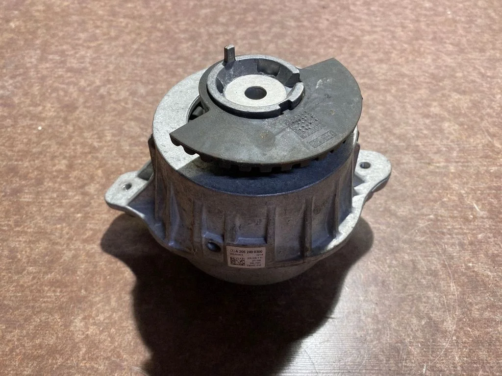 Engine mount bracket A2052400300