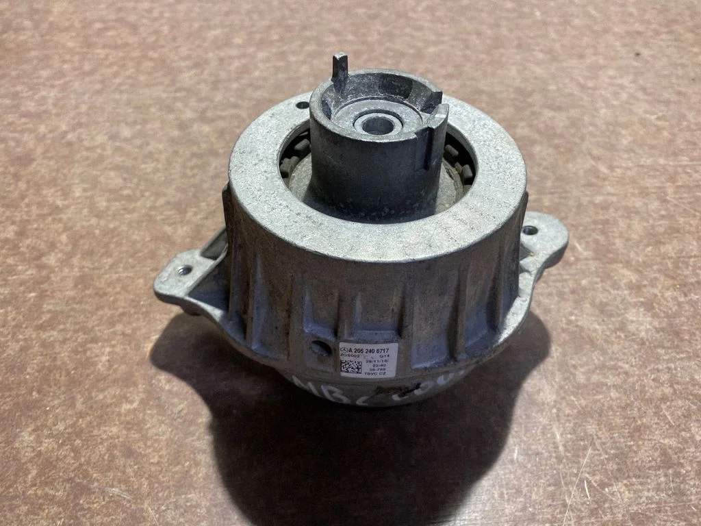 Engine mount bracket A2052406717