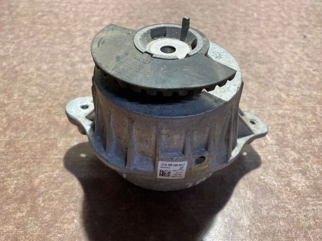 Engine mount bracket A2052406617