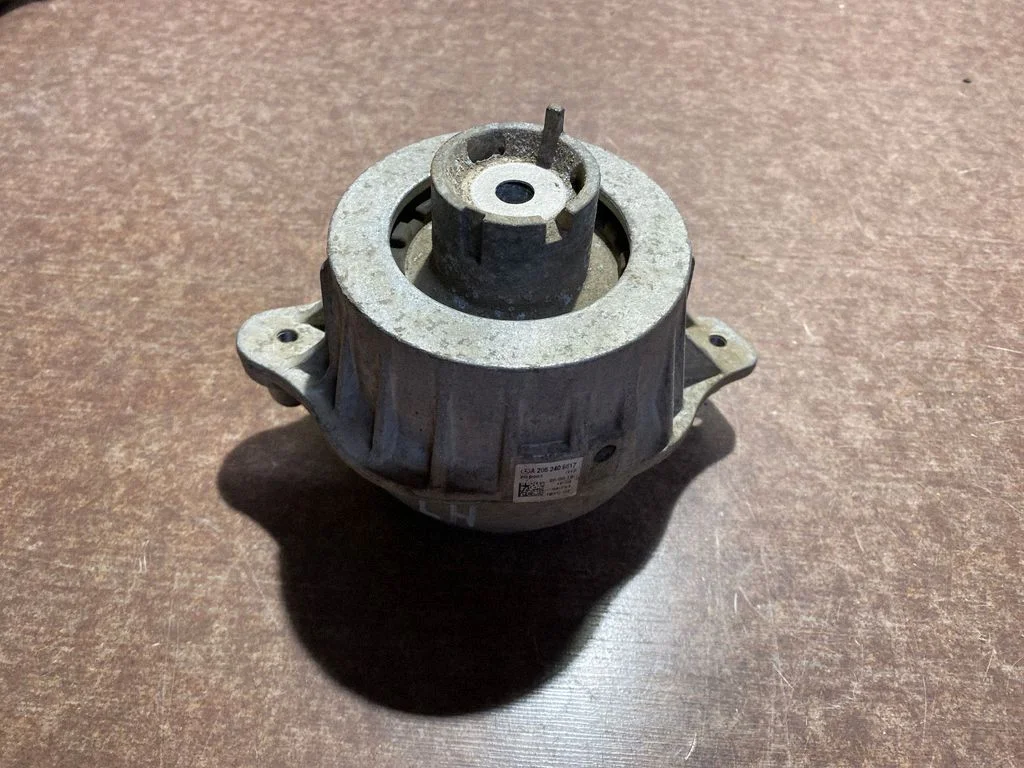 Engine mount bracket A2052406617