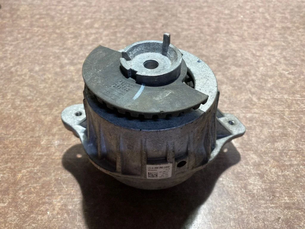 Engine mount bracket A2052400200