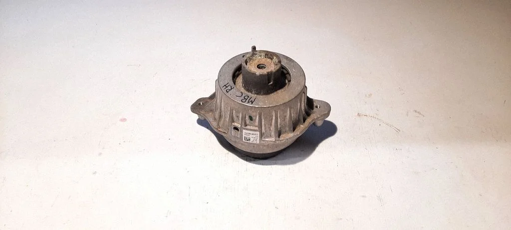 Engine mount bracket A2052406717