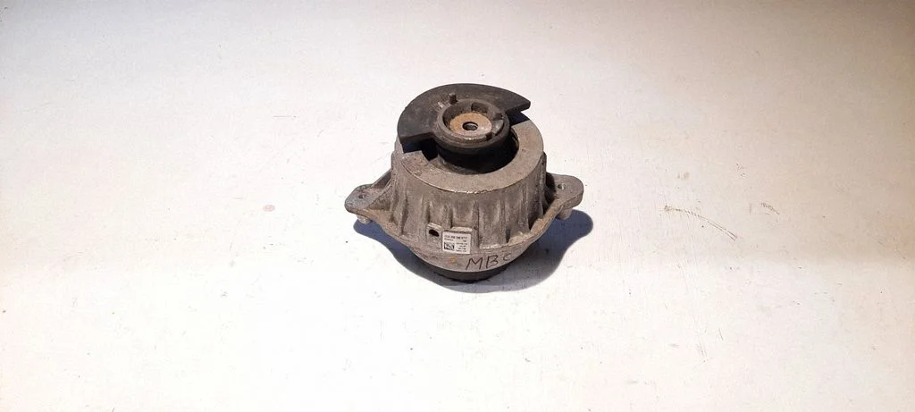 Engine mount bracket A2052406717