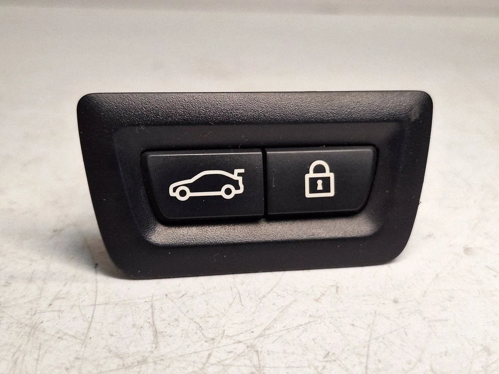 Przycisk zamykania klapy bagażnika – BMW X5M G05 F95 (2019-)