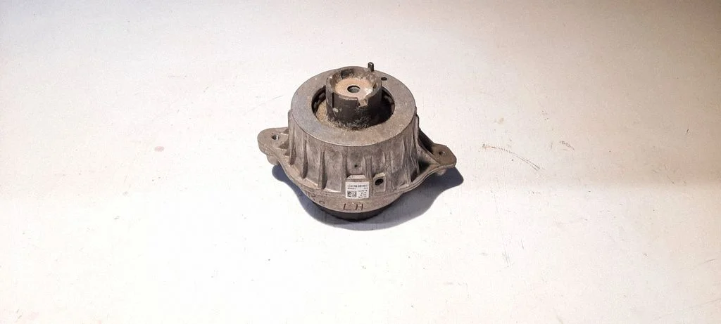 Engine mount bracket A2052406617