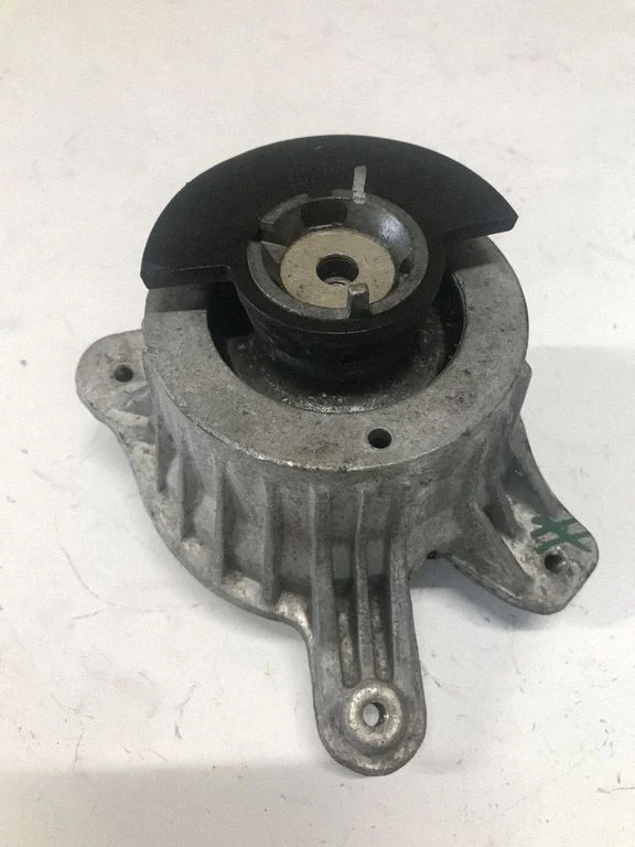 Engine mount bracket A2052407700
