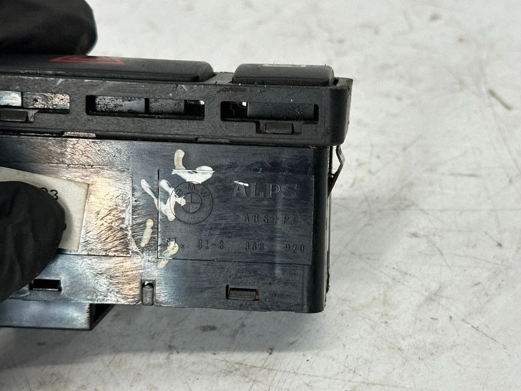 Hazard light switch 8368920