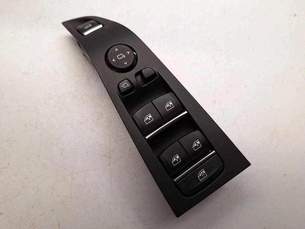 Electric window control switch 6832729