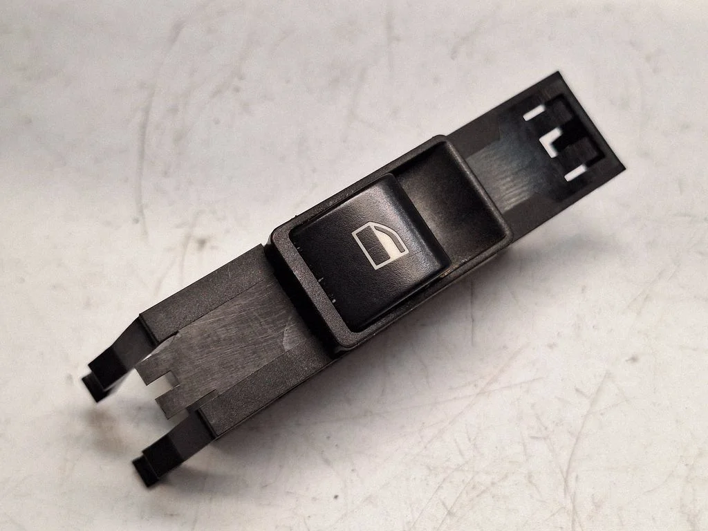 Electric window control switch 61318381510