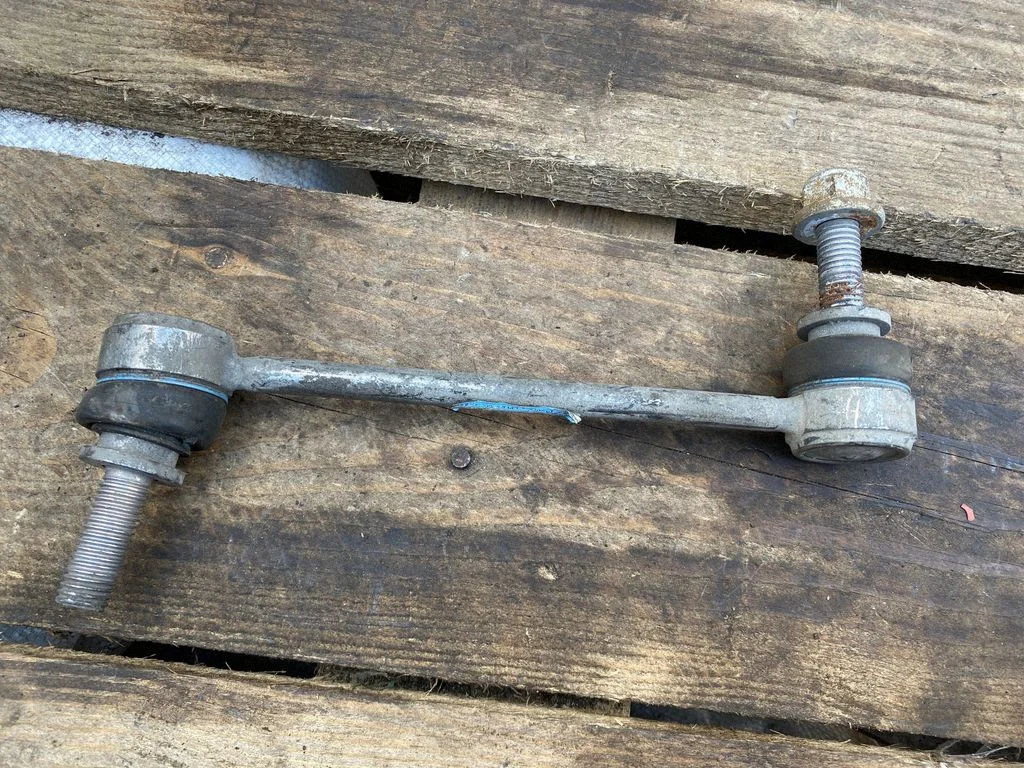 Priekinė stabilizatoriaus traukė