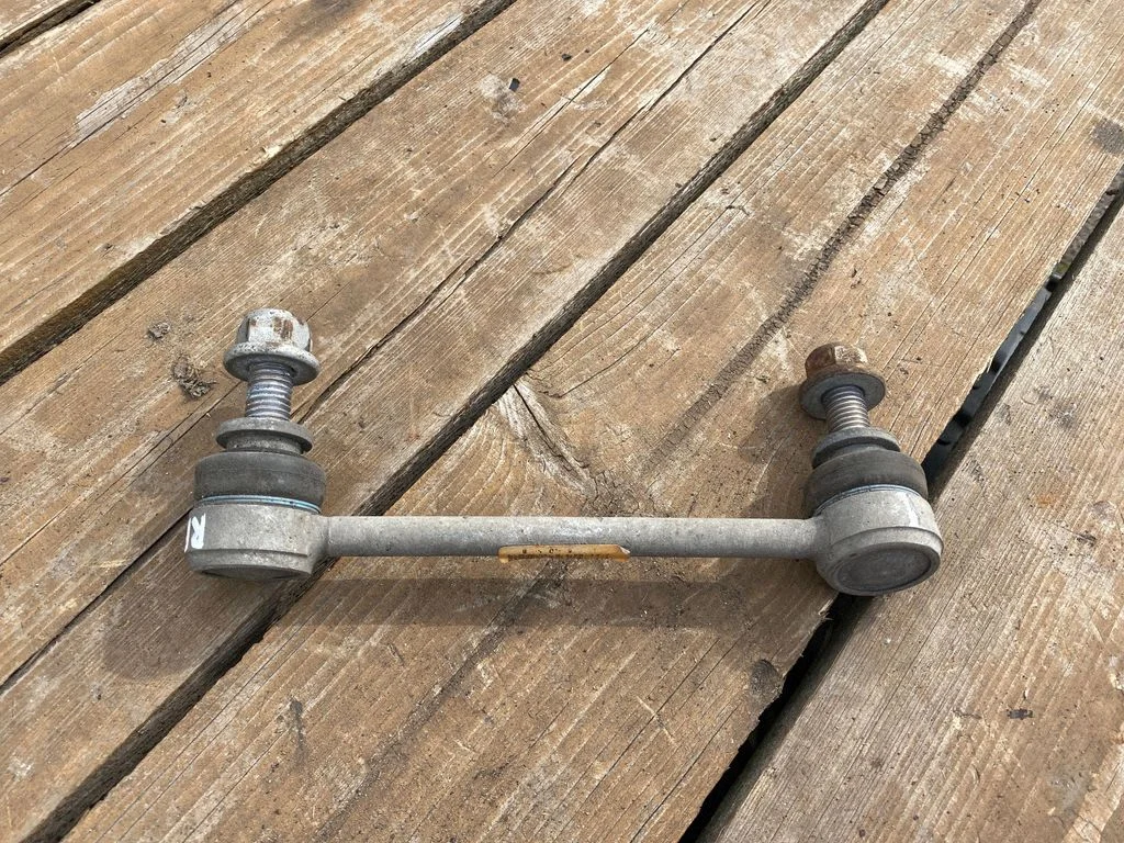 Priekinė stabilizatoriaus traukė