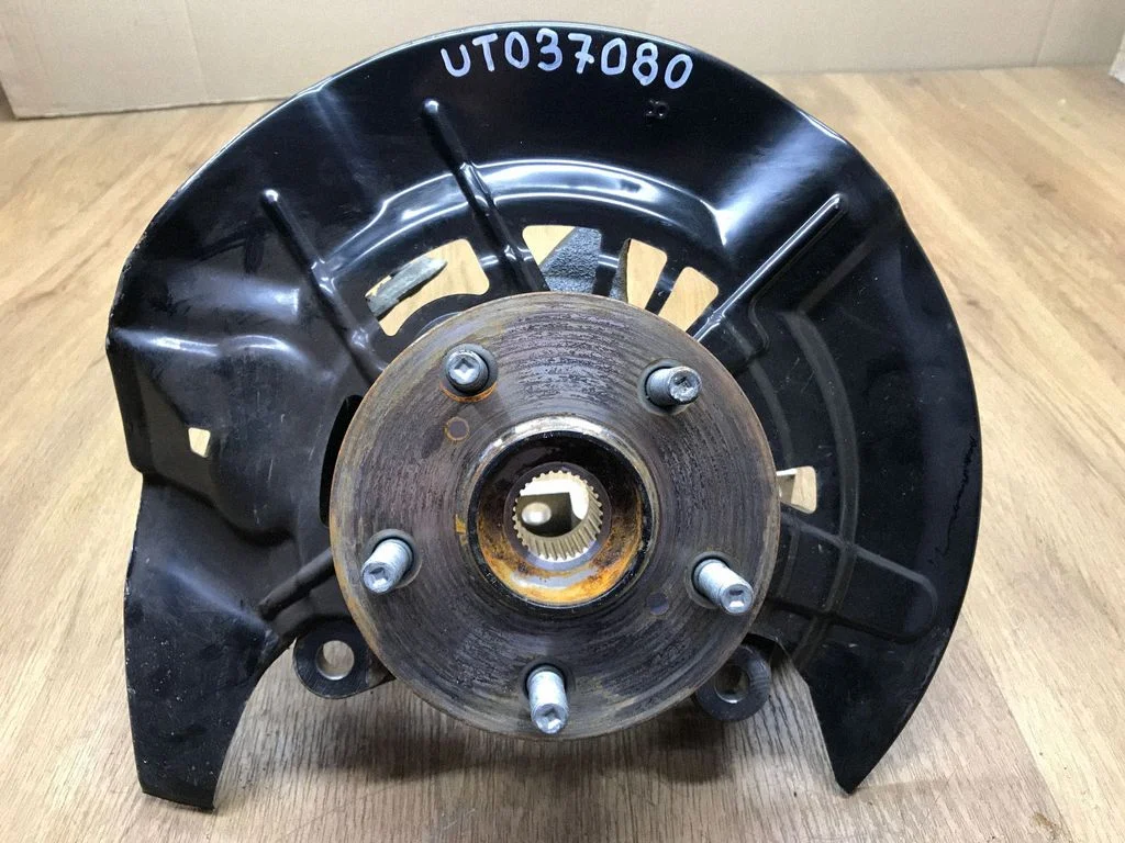 Front wheel hub UT037080