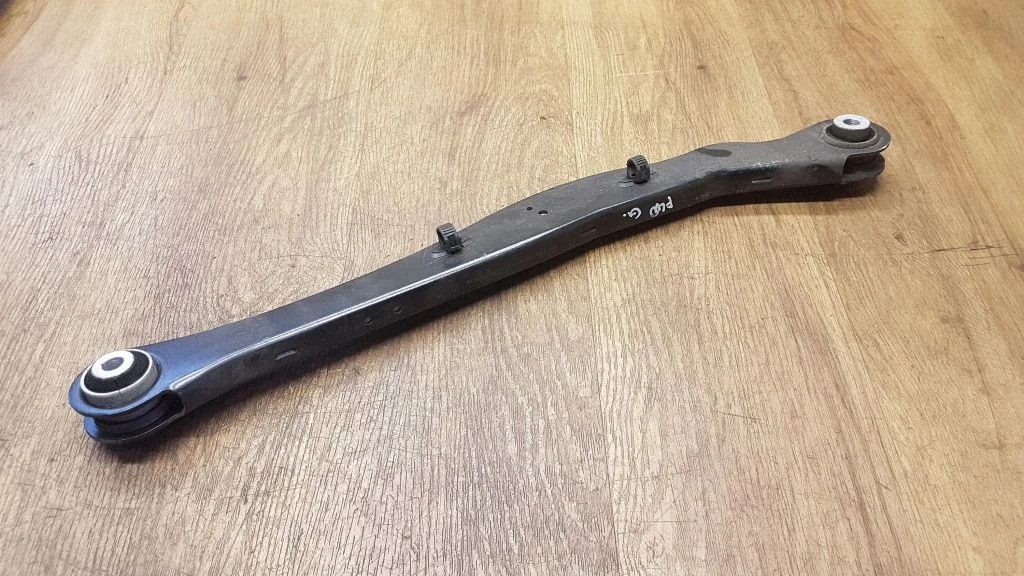 Rear control arm 6884693