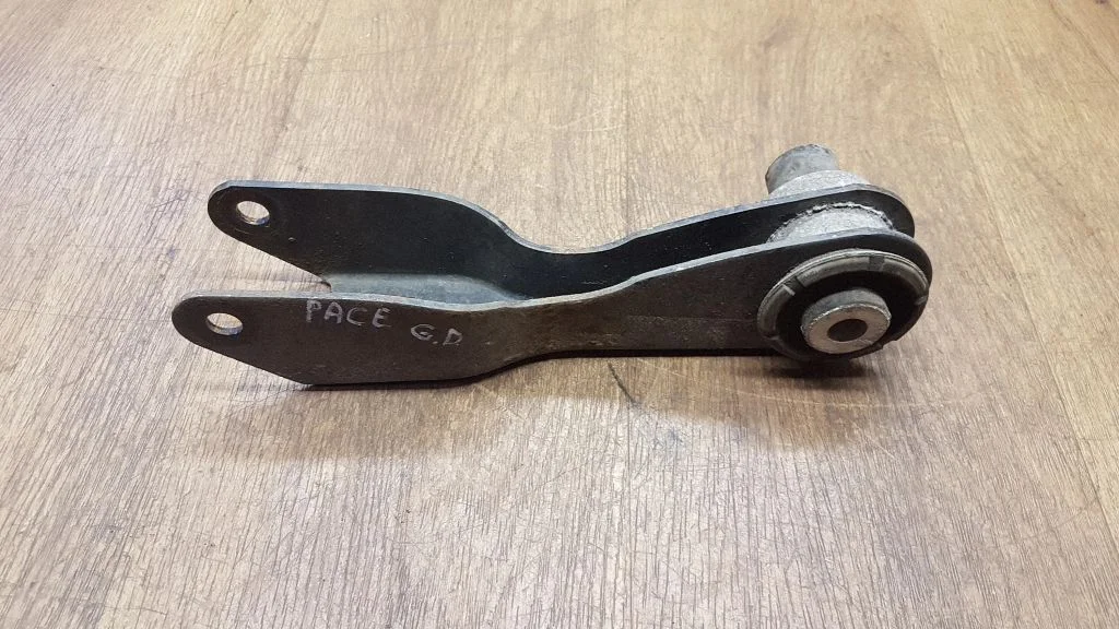 Rear control arm T4A4225