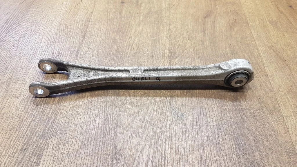 Tagumine õõtshoob 670002808 – Maserati Ghibli (2013-)