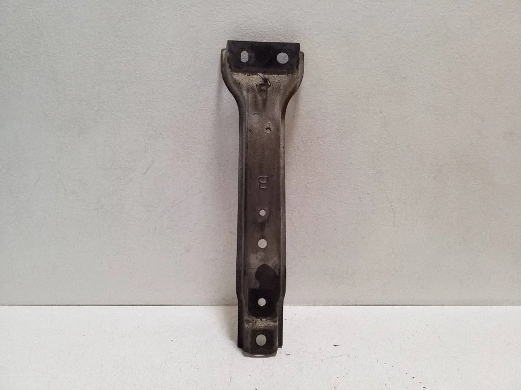 Radiator support slam panel bracket – centre