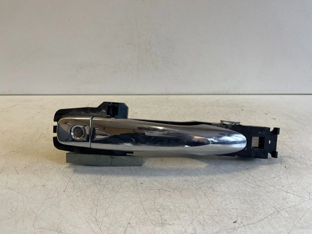 Front door exterior handle – left