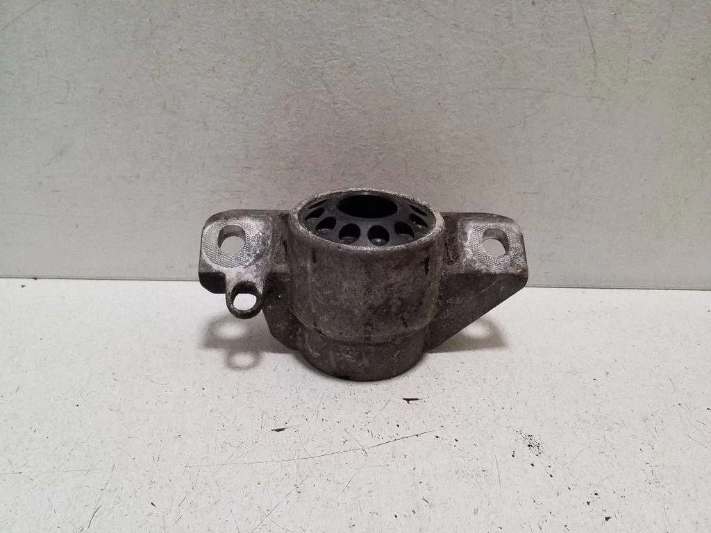 Amortisaatori kinnitusklamber 8K0513353E
