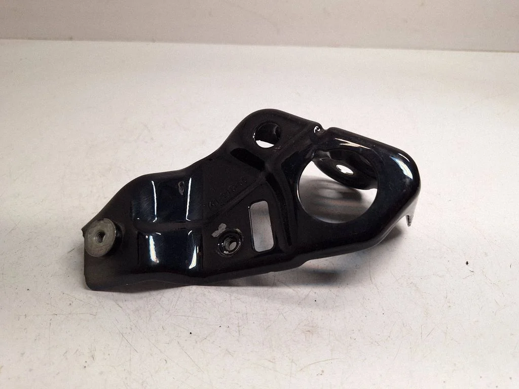Fender mounting bracket 7418216