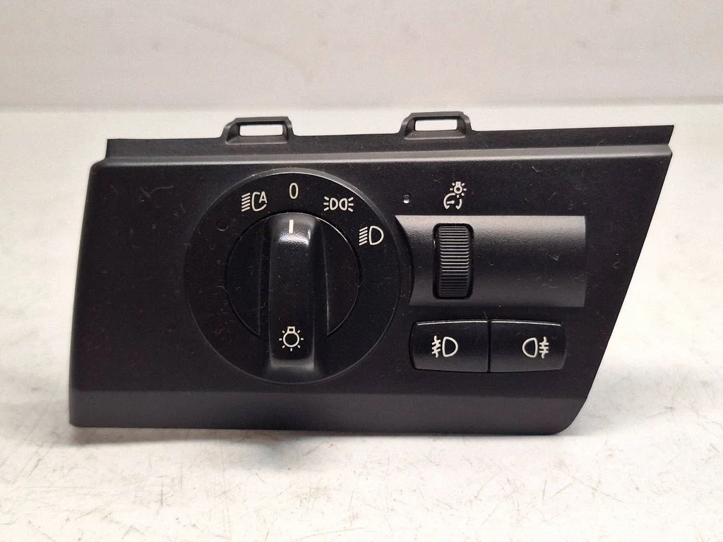 Light switch 3415105